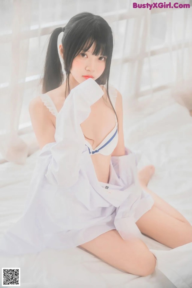 Coser @ 桜 桃 喵 Vol.073: 白 衬衫 双 马尾 (47 photos) No.3a7725